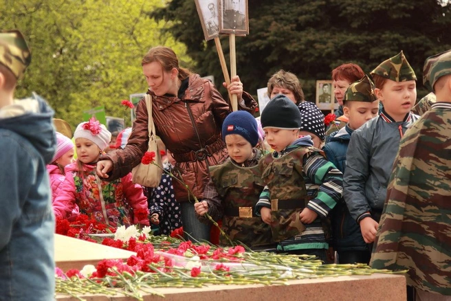 Дети возложили цветы к Вечному огню