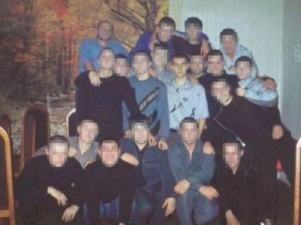 В молодом человеке, стоящим посередине в светло-голубой рубашке, можно узнать Максима Нестерова | Источник: предоставлено источником