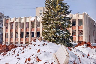 В Уфе сносят бывшее здание Пенсионного фонда у Дворца спорта