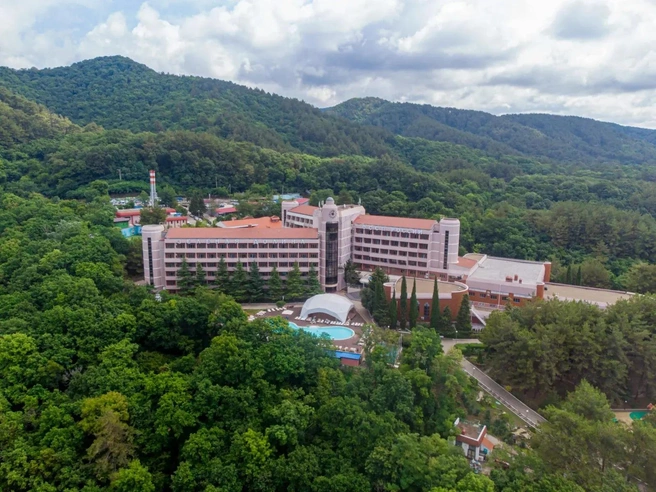 Территория санатория  | Источник: sanatoriy-zelenaya-dolina.ru