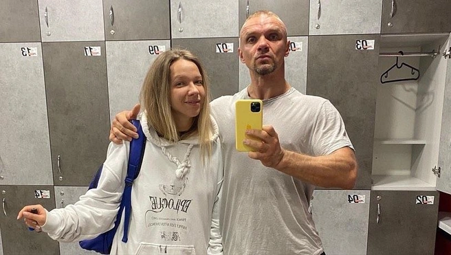 Епифанцев женат на Юлии Семеновой, но утверждает, что у них открытый брак | Источник: popastick / Instagram (экстремистская организация, деятельность запрещена на территории РФ)