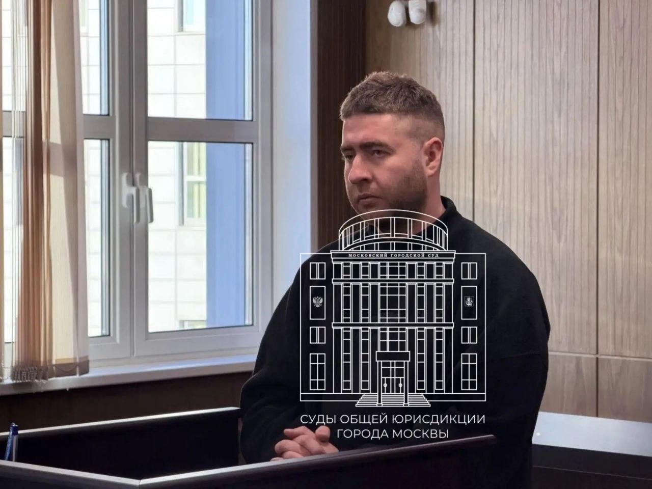 «Просто хотел посмотреть»: суд отправил за решетку москвича, который в метро снимал девушку под юбк…