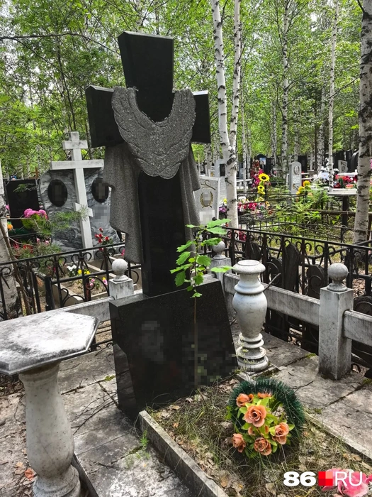 Надгробный крест этой югорчанки украшает мантия. Возможно, при жизни профессия женщины была связана с искусством | Источник: Анастасия Шевякова / 86.RU