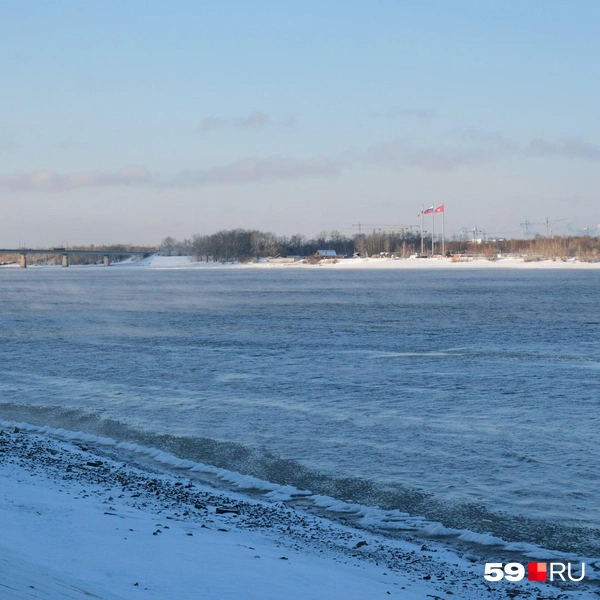 Во время нашей прогулки солнце красиво подсветило правый берег | Источник: Тимофей Калмаков / 59.RU
