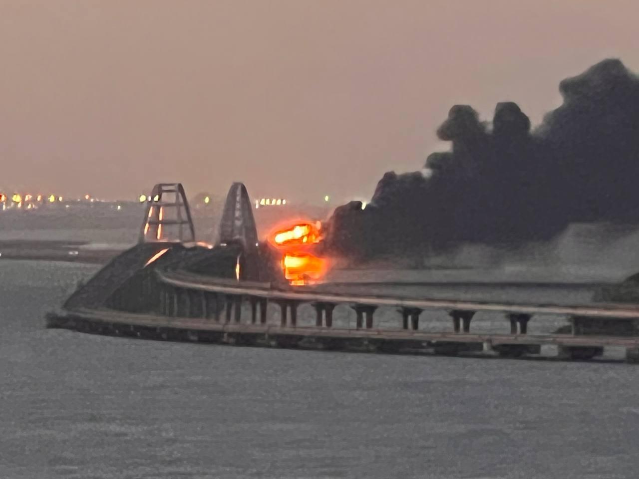 Взрыв Крымского моста 2023. Крымский мост взорвали 2022 8 октября. Крымский мост взорвали 2022. Взрыв Керченского моста.