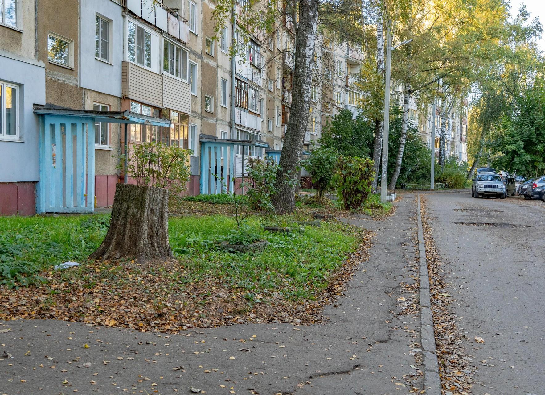 Перемещаемся в Брагино. В районе было снято, наверное, большинство сцен. На заднем плане дом № 59 на Дзержинском проспекте. Здесь жил главный герой фильма — Афанасий | Источник: Кирилл Поверинов / 76.RU