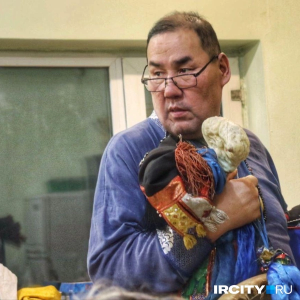 Шаманам помогают переодеться и приносят нужные для обряда вещи | Источник: Алёна Кашпарова / «ИрСити»