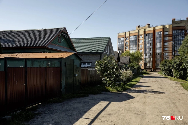 Со всех сторон жилой комплекс «Заречная слобода» соседствует с частным сектором | Источник: Александр Куренной / 76.RU