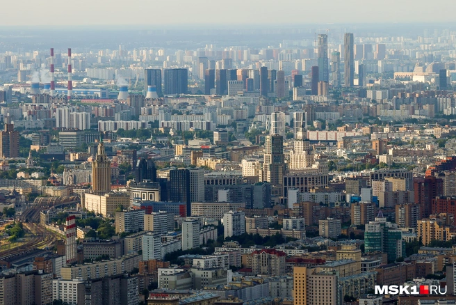 Здесь можно разглядеть здание гостиницы «Ленинградская» | Источник: Артем Устюжанин / MSK1.RU