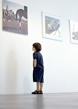 Ребенок в музее вред картиной