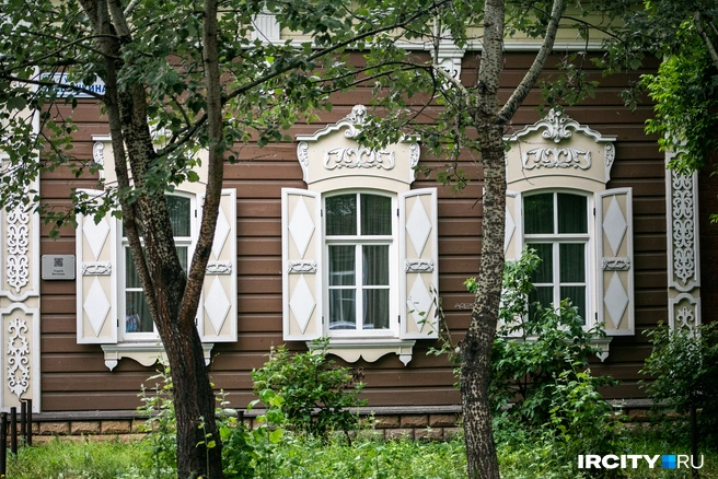 Ажурные наличники похожи друг на друга и не похожи одновременно | Источник: Ксения Филимонова / «ИрСити»