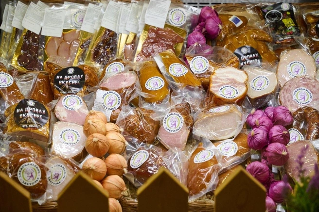 Продукты маринуют вручную и коптят малыми партиями на дровах бука и ольхи | Источник: Святогор Брагин