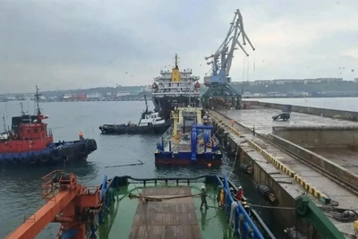 В порту Корсаков завершили подготовку к дноуглублению