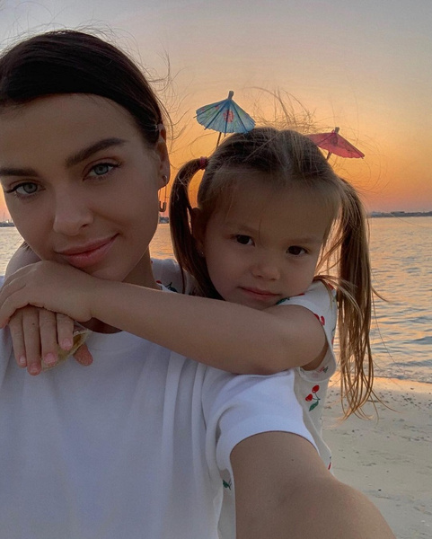 Елена Темникова показала подросшую дочь, и та — копия мамы