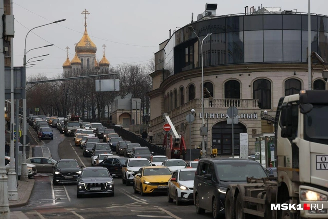 Заторы фиксируются и в районе станции метро «Трубная» | Источник: Артем Устюжанин / MSK1.RU