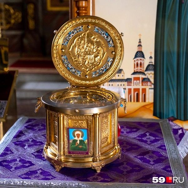 Ковчег с частицами мощей Матроны Московской&nbsp;— ей поклоняются, когда хотят попросить помощи в работе и учебе, а также молятся за детей и роды | Источник: Василина Любимова / 59.RU