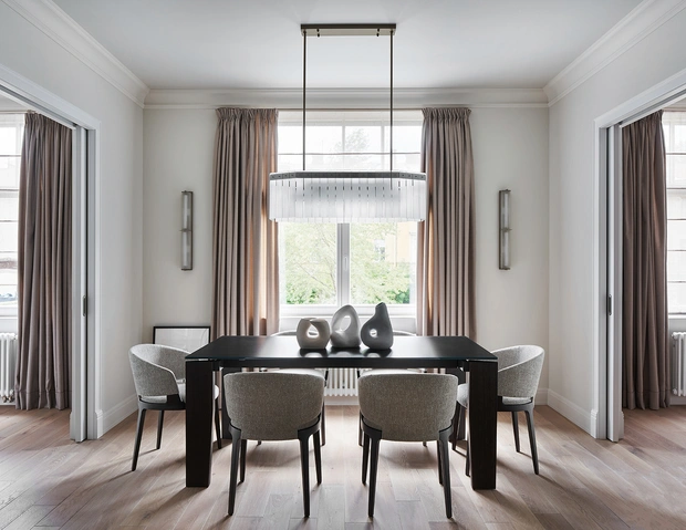 Стол, Bonaldo. Стулья, Potocco. Паркет и двери, Respect Home. Люстра и бра, дизайн Ирины Акименковой и Максима Рымаря. | Источник: Sergey Melnikov. СТИЛЬ: shum.agency