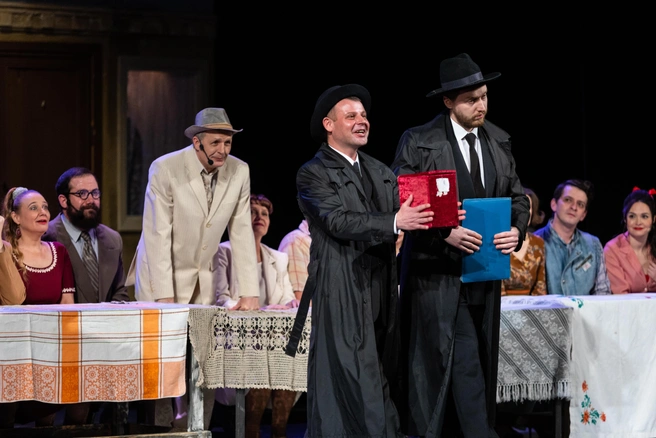 Спектакль «Старые песни о главном — 3. Управдом. Фонтан. Машина» | Источник: пресс-служба Курганского театра драмы