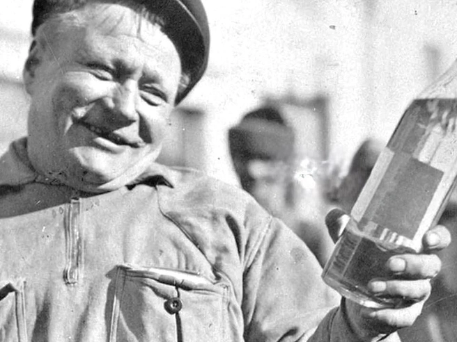 Кузнец Юхо Пирттиахо, первый покупатель алкоголя после отмены сухого закона, держит бутылку водки. | Источник:  hausk.in