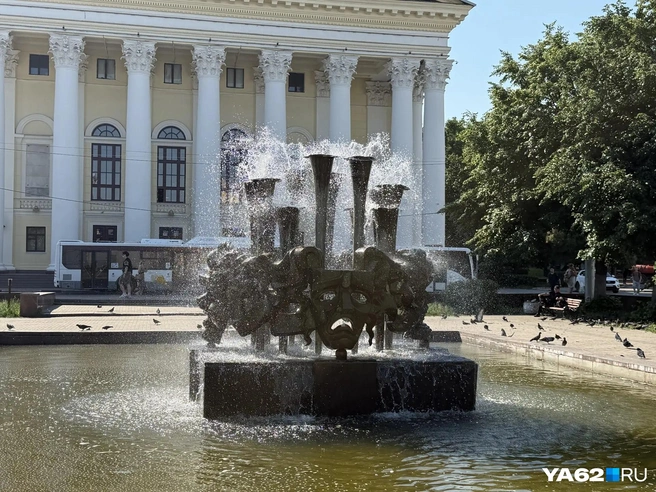 По словам чиновников, уборка на Театральной проводится регулярно | Источник: Сергей Петунин / YA62.RU