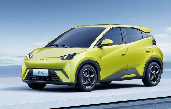 BYD Seagull чуть компактнее «Атома», но тоже четырехместный. В Китае он стоит от 57 тысяч юаней, или менее 700 тысяч рублей. У него проще оснащение и меньше батарея, но в любом случае не этим объясняется пятикратная разница в цене  | Источник: BYD