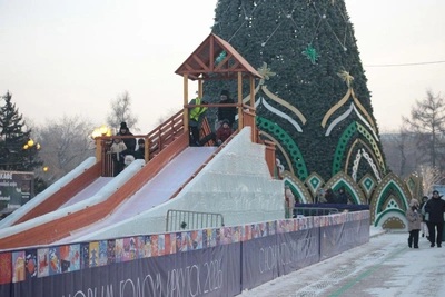 В Иркутске зажгли главную ёлку и открыли ледовую горку