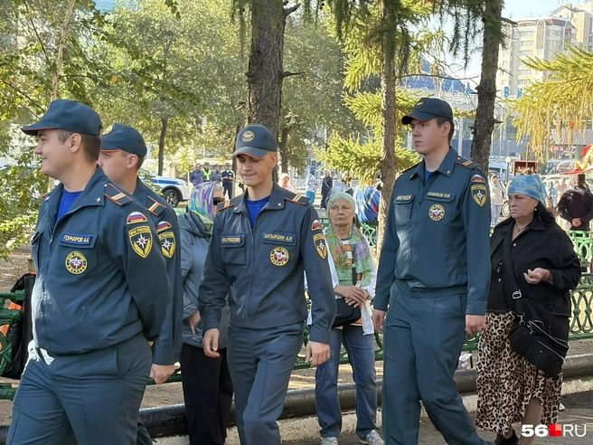 И сотрудники МЧС России по Оренбургской области | Источник: Николай Сальников / 56.RU