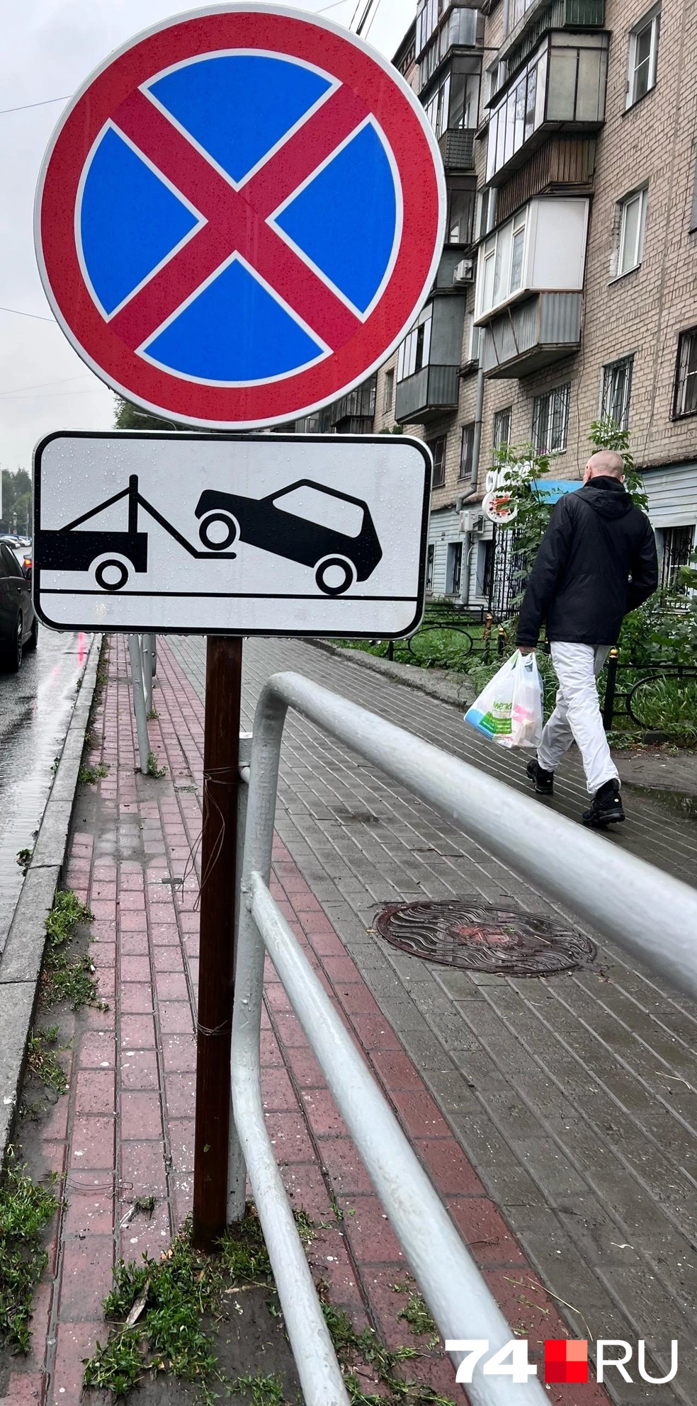 На этом снимке видно, что знак примотали к забору проволокой. Причем в высоту он — едва выше этого самого забора | Источник: читатель 74.RU