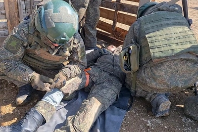 Сахалинские военные учатся эвакуировать раненых