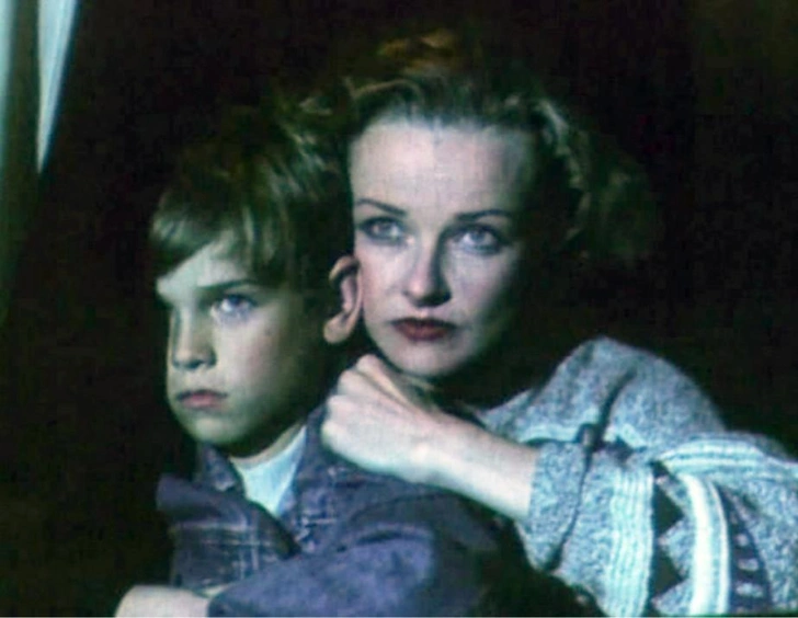 Содан кейін Олечканы мобильді порнографияға түсірді