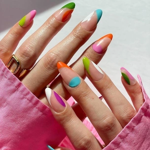 Цветной френч на весну 2023: 10 самых красивых маникюров 💅