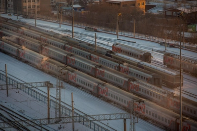 Автомобиль столкнулся с поездом на железнодорожных путях в Ставрополье