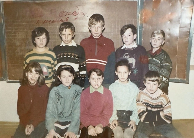 Инна (в первом ряду вторая справа) с одноклассниками в сельской школе | Источник: Инна Платонова