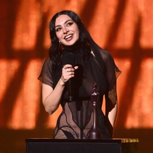 Еще один обнаженный выход на музыкальной премии — Charli XCX на Brit Awards 2025