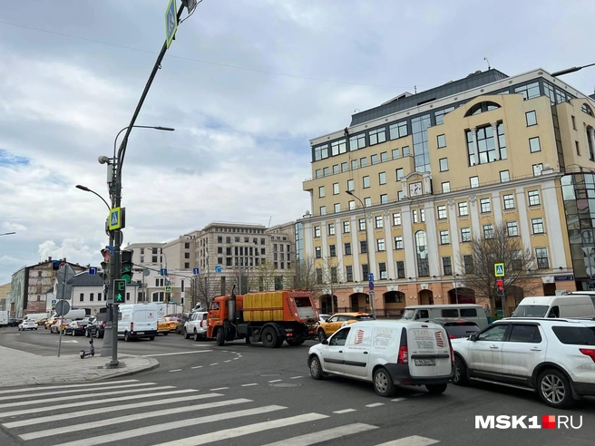 Многие водители устали ждать — они смотрят что-то в телефонах или выходят на улицы | Источник: Елена Халматова / MSK1.RU