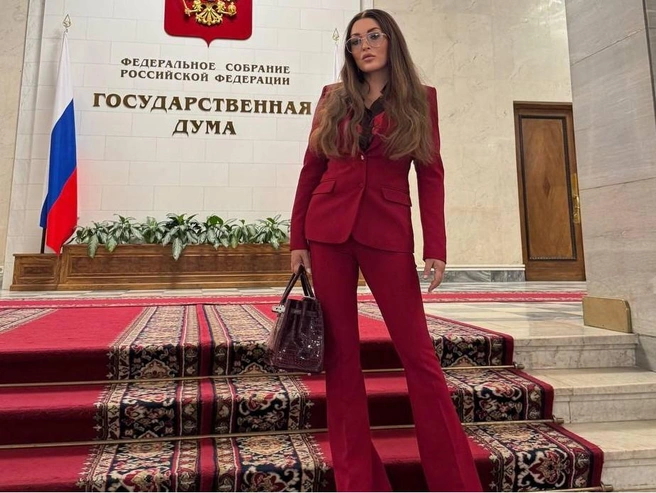 Теперь звезда явно делает выбор в пользу облегающего кроя и приталенного силуэта | Источник: ИРИНА ДУБЦОВА / T.me