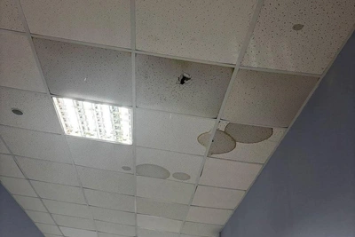 Потолок протекает в тюменской школе третий день