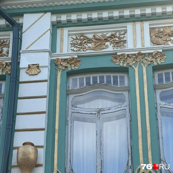 Над каждым окном знак зодиака  | Источник: Анна Камко