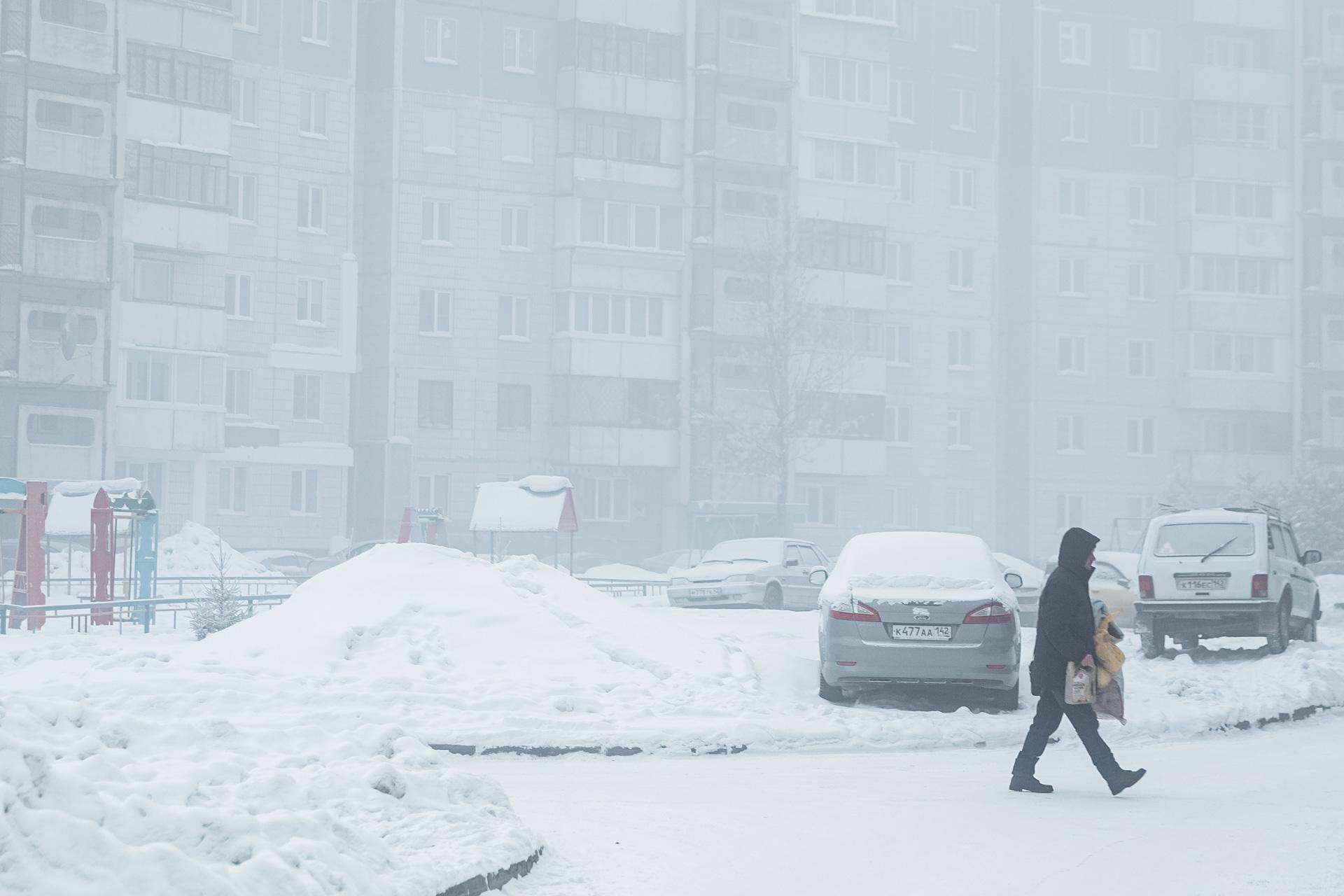 Сильные морозы в якутске. Морозы в Якутии. Якутск Мороз. Сильный Мороз фото. Сильные метели в России.