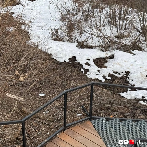 А вокруг мусорной горы лежит уже «свежий» мусор | Источник: Наталья Пальникова / 59.RU