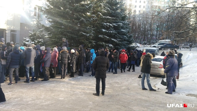 Очередь тянется с улицы, попасть внутрь не так просто | Источник: Ольга Блажнова
