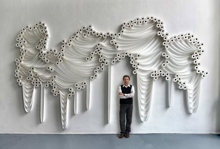 Расточительное искусство: 10 красивых инсталляций из туалетной бумаги