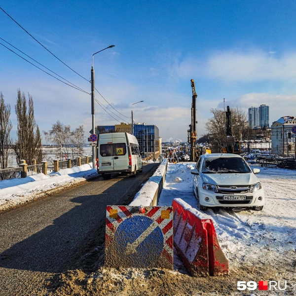 На путепроводе сейчас осталась только одна полоса движения из четырёх | Источник: Тимофей Калмаков / 59.RU