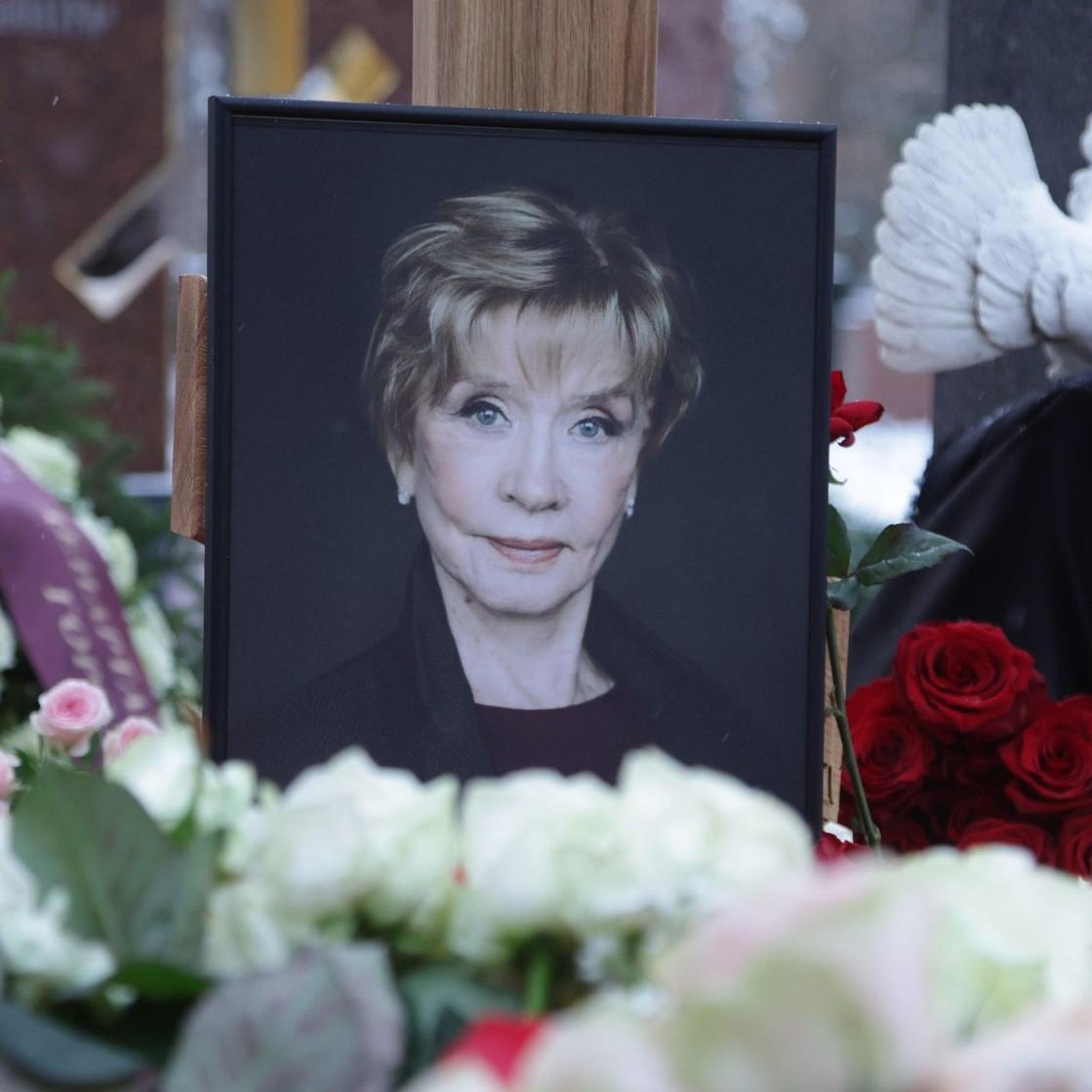 Вместе и на земле, и на небе: Вера Алентова обрела вечный покой рядом с мужем Владимиром Меньшовым