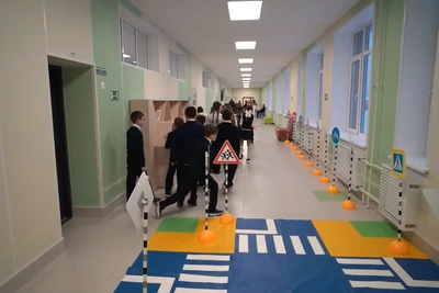 Ученики новой школы под Уфой делят учебники, задания — по фото