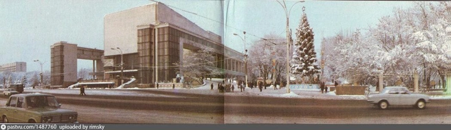 Новогодняя елка у театра Горького | Источник: Pastvu.com