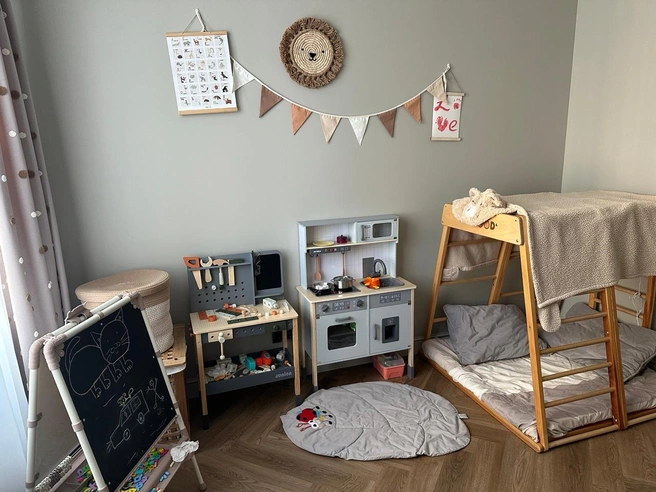 В детской у сына Ирины есть игрушечная кухня, пупсы и мягкие игрушки, а рядом&nbsp;— верстак, конструкторы и машинки | Источник: Ирина Дементьева