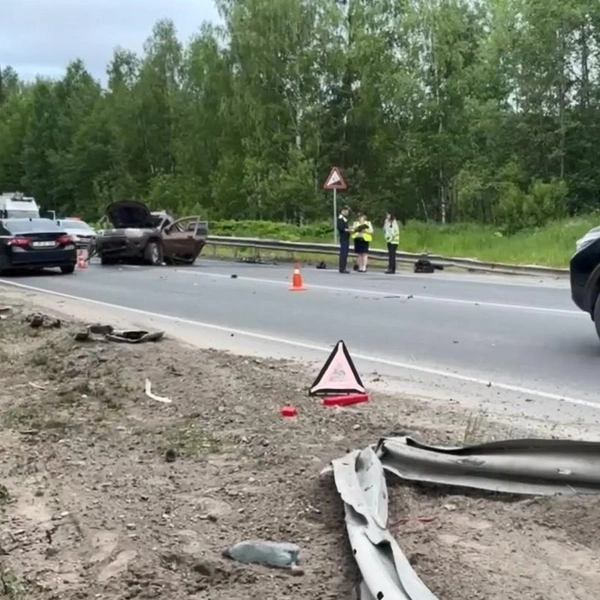 Так выглядит место аварии: на переднем плане лежат обломки поврежденного ограждения | Источник: Госавтоинспекция Пермского края / Telegram