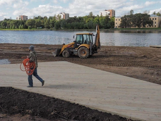 На пляже у Никольского сквера в Колпино работы начались, кажется, не так давно | Источник: Михаил Огнев / FONTANKA.RU