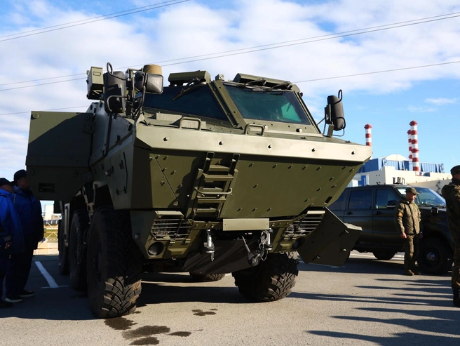 На помощь приехали военные службы | Источник: Владислав Лоншаков / E1.RU